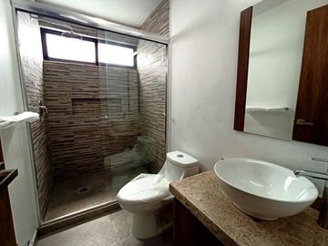 CASA EN VENTA, NUEVA, LOMAS DE COCOYOC, CON ALBERCA Y JARDÍN, MORELOS