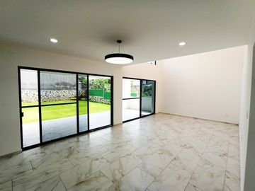 CASA EN VENTA, NUEVA, LOMAS DE COCOYOC, CON ALBERCA Y JARDÍN, MORELOS