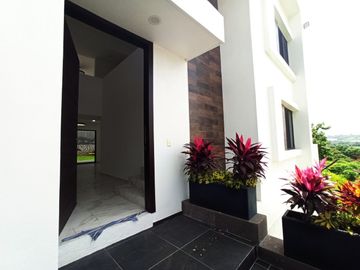CASA EN VENTA, NUEVA, LOMAS DE COCOYOC, CON ALBERCA Y JARDÍN, MORELOS