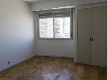 Departamento de 4 ambientes con dependencia y balcón corrido.