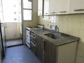 Departamento de 4 ambientes con dependencia y balcón corrido.