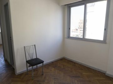 Departamento de 4 ambientes con dependencia y balcón corrido.