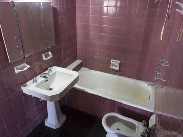 Departamento de 4 ambientes con dependencia y balcón corrido.