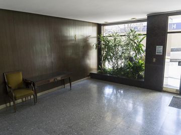 Departamento de 4 ambientes con dependencia y balcón corrido.