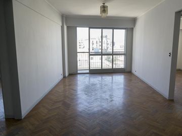 Departamento de 4 ambientes con dependencia y balcón corrido.