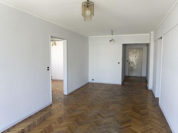 Departamento de 4 ambientes con dependencia y balcón corrido.