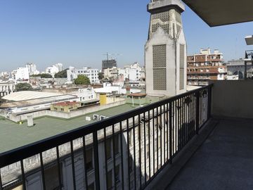 Departamento de 4 ambientes con dependencia y balcón corrido.