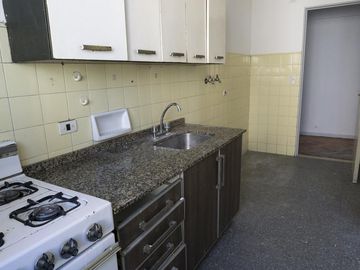 Departamento de 4 ambientes con dependencia y balcón corrido.