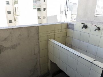 Departamento de 4 ambientes con dependencia y balcón corrido.