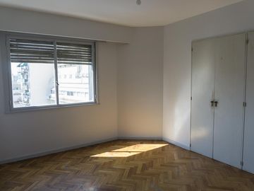 Departamento de 4 ambientes con dependencia y balcón corrido.