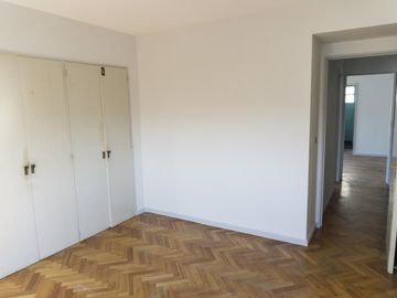 Departamento de 4 ambientes con dependencia y balcón corrido.