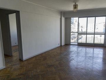 Departamento de 4 ambientes con dependencia y balcón corrido.