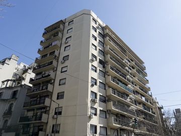 Departamento de 4 ambientes con dependencia y balcón corrido.