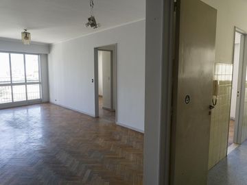 Departamento de 4 ambientes con dependencia y balcón corrido.