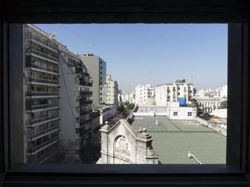 Departamento de 4 ambientes con dependencia y balcón corrido.