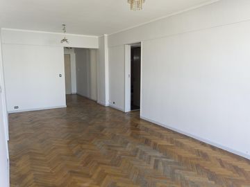 Departamento de 4 ambientes con dependencia y balcón corrido.
