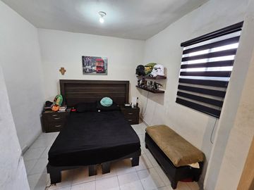 Casa en esquina frente a parque con paneles solares