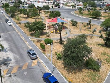 Casa en esquina frente a parque con paneles solares