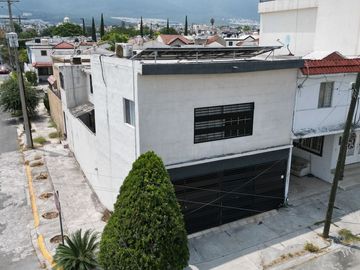 Casa en esquina frente a parque con paneles solares