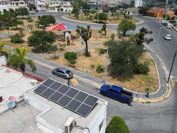 Casa en esquina frente a parque con paneles solares