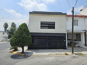 Casa en esquina frente a parque con paneles solares