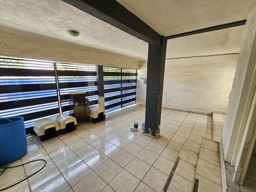 Casa en esquina frente a parque con paneles solares