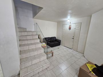 Casa en esquina frente a parque con paneles solares