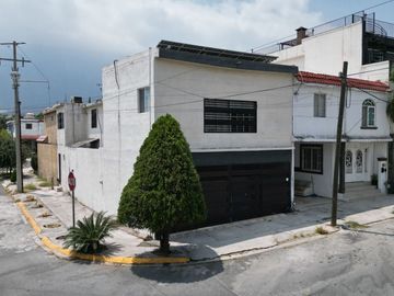 Casa en esquina frente a parque con paneles solares