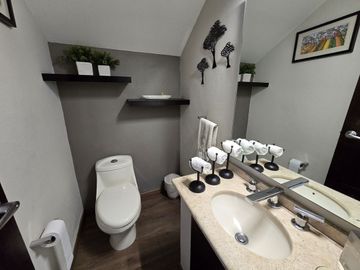 Casa en Venta en Las Aguilas en privada