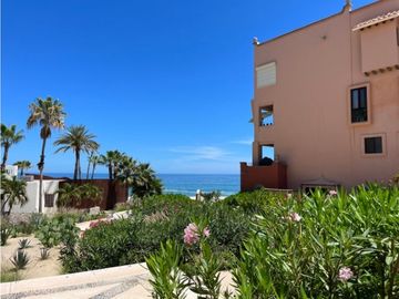 Maravilloso Condominio de Dos Habitaciones Frente al Mar
