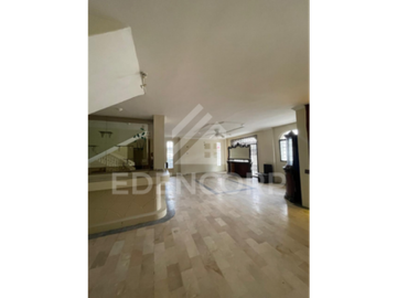 Casa esquinera en Cdla. La Garzota