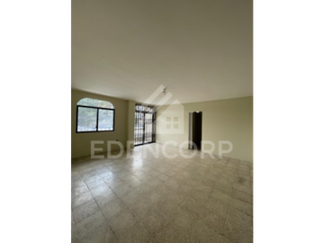 Casa esquinera en Cdla. La Garzota