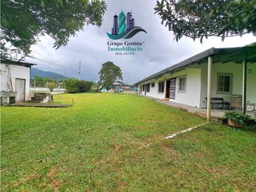 VENDO CASA EN AREA COMERCIAL VOLCAN