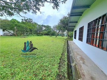 VENDO CASA EN AREA COMERCIAL VOLCAN