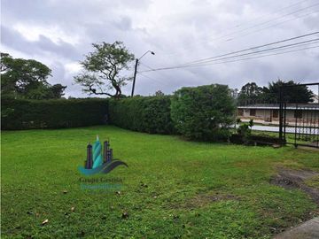 VENDO CASA EN AREA COMERCIAL VOLCAN