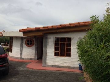 VENTA HERMOSA QUINTA EN GUAYLLABAMBA