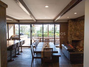 EXCLUSIVA RESIDENCIA  EN EL PORVENIR, LISTA PARA HABITAR