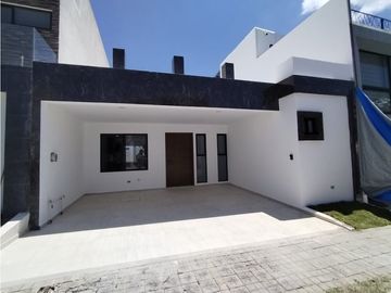 Casa En Venta De 1 Nivel En Parque Aguascalientes Lomas De Angelopolis
