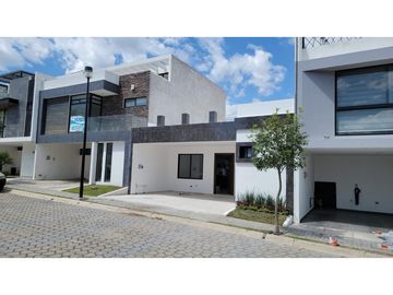 Casa En Venta De 1 Nivel En Parque Aguascalientes Lomas De Angelopolis