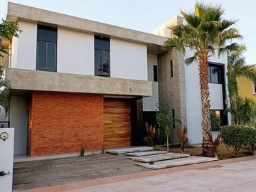 CASA EN VENTA EN NUEVO VALLARTA