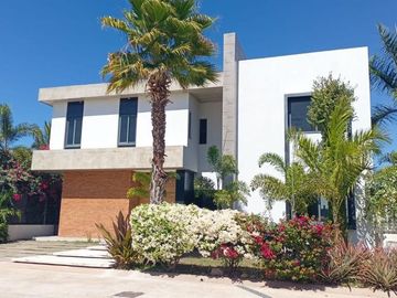 CASA EN VENTA EN NUEVO VALLARTA