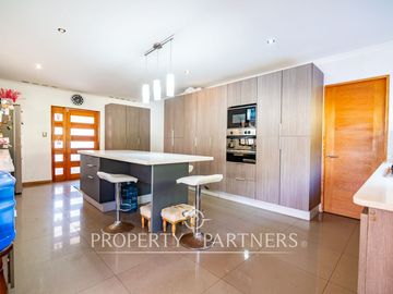 Preciosa casa estilo mediterranea en Condominio de Cerro Grande