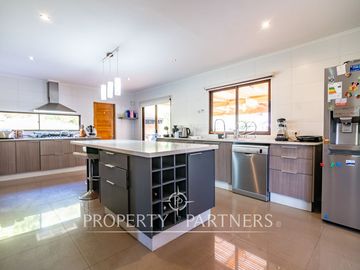 Preciosa casa estilo mediterranea en Condominio de Cerro Grande