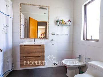Preciosa casa estilo mediterranea en Condominio de Cerro Grande