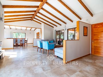 Preciosa casa estilo mediterranea en Condominio de Cerro Grande