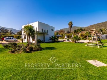 Preciosa casa estilo mediterranea en Condominio de Cerro Grande