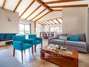 Preciosa casa estilo mediterranea en Condominio de Cerro Grande