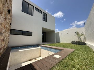 CASA EN VENTA EN PRIVADA EN EL NORTE DE MERIDA.