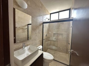 CASA EN VENTA EN PRIVADA EN EL NORTE DE MERIDA.