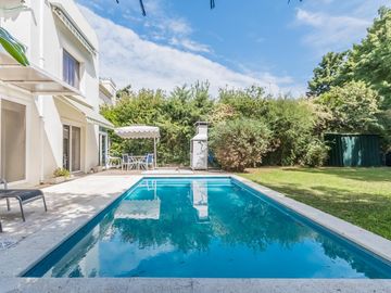 Casa en  venta en Boat Center , 3 dormitorios, piscina, quincho, cochera y amplio parque con amarra